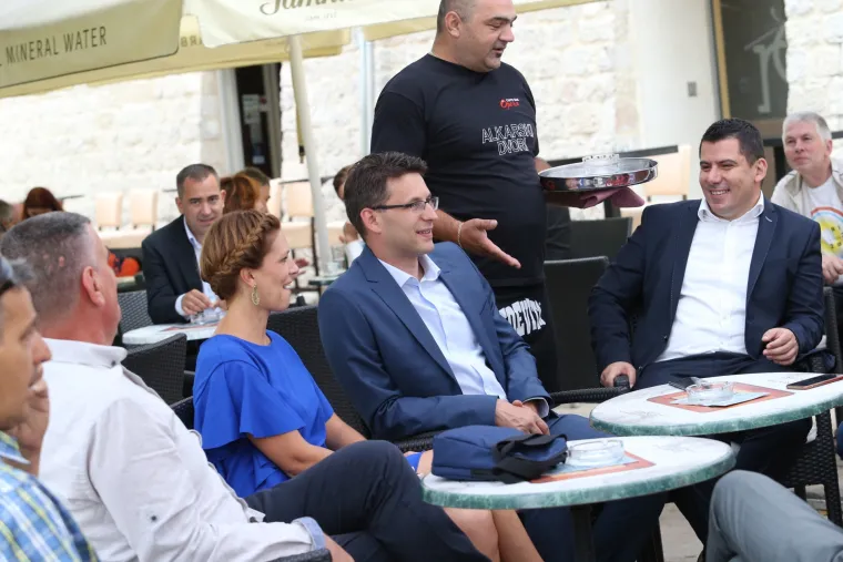 Političari nahrupili na Sinjsku alku: stigli HDZ-ovci i Mostovci, predsjednicu alkari iznenadili cvijećem