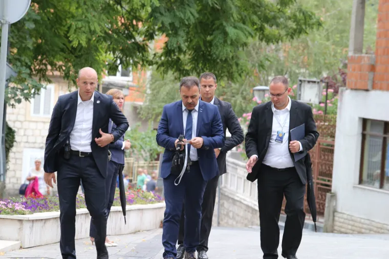 Političari nahrupili na Sinjsku alku: stigli HDZ-ovci i Mostovci, predsjednicu alkari iznenadili cvijećem