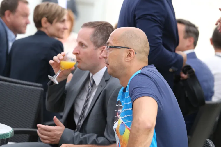 Političari nahrupili na Sinjsku alku: stigli HDZ-ovci i Mostovci, predsjednicu alkari iznenadili cvijećem