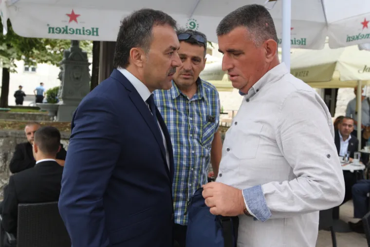 Političari nahrupili na Sinjsku alku: stigli HDZ-ovci i Mostovci, predsjednicu alkari iznenadili cvijećem