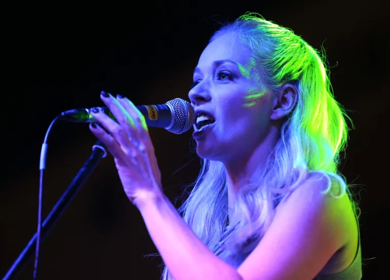 Rozga se nije mogla odlučiti &scaron;to pokazati: zablistala u majci s dubokim dekolteom i ultrakratkoj minici