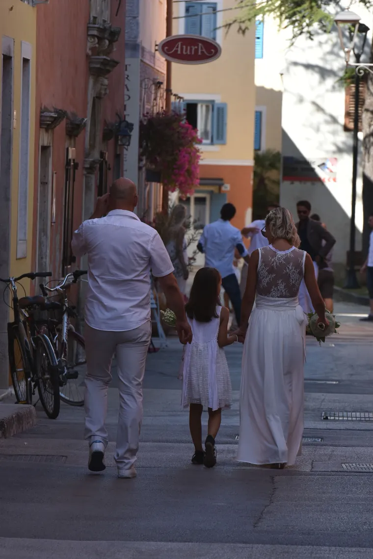 Vjenčanje u Novigradu: Marijana i Nemeš izgovorili sudbonosno 'da' pa se  razdvojili kako bi izbjegli fotografe