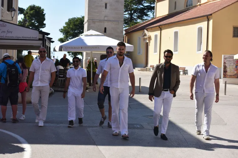 Vjenčanje u Novigradu: Marijana i Nemeš izgovorili sudbonosno 'da' pa se  razdvojili kako bi izbjegli fotografe