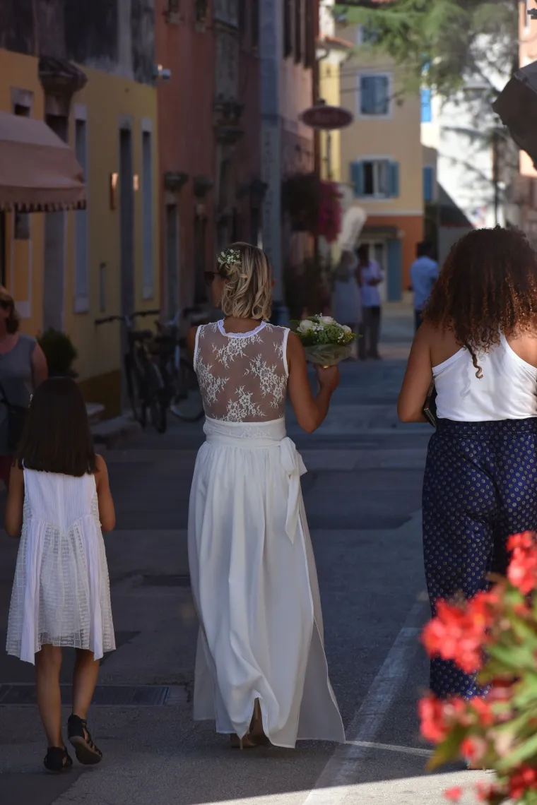 Vjenčanje u Novigradu: Marijana i Nemeš izgovorili sudbonosno 'da' pa se  razdvojili kako bi izbjegli fotografe