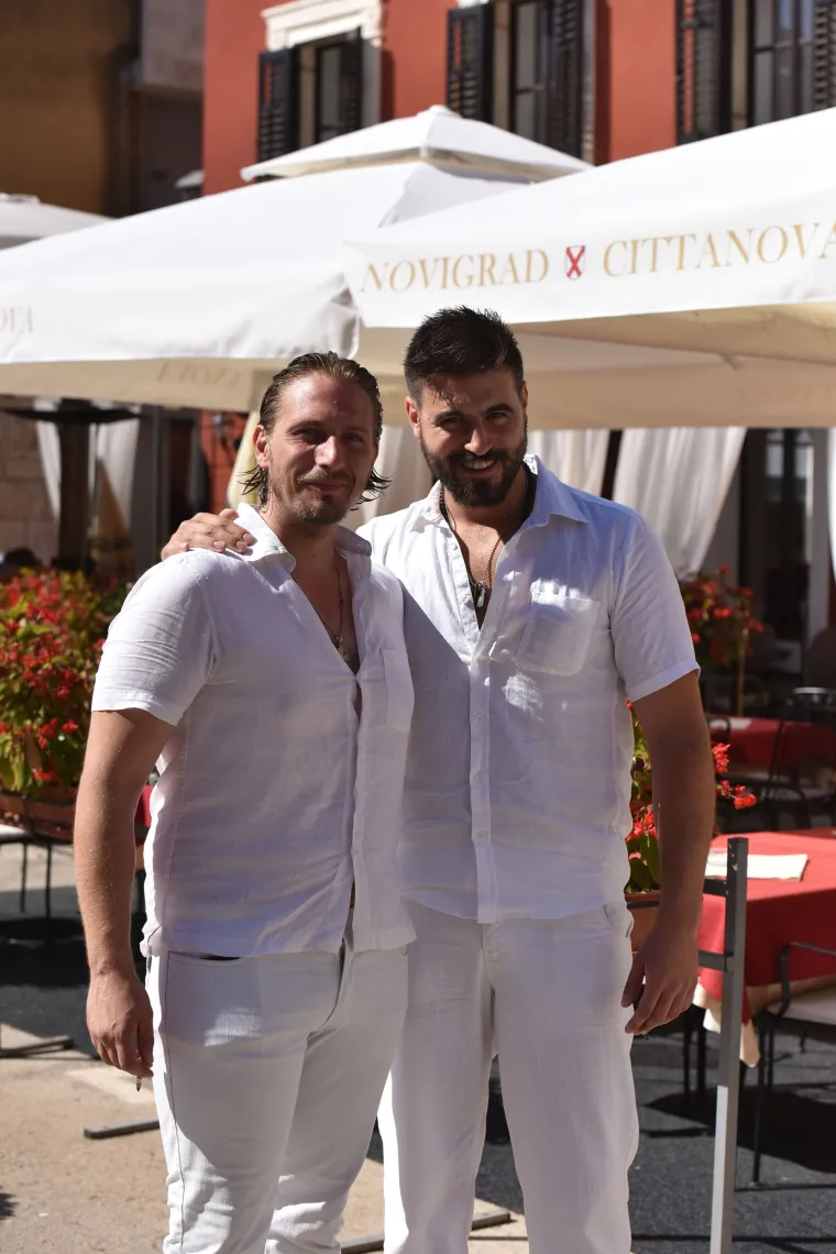 Vjenčanje u Novigradu: Marijana i Neme&scaron; izgovorili sudbonosno 'da' pa se  razdvojili kako bi izbjegli fotografe