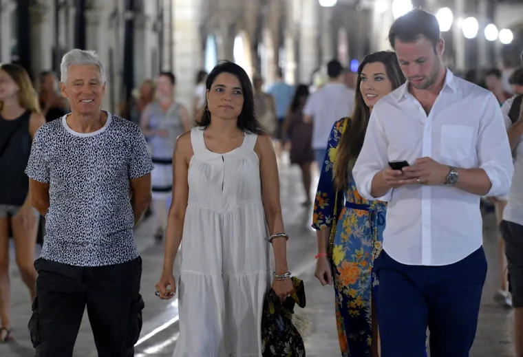 Adam Clayton i The Edge sa suprugama prošetali Stradunom