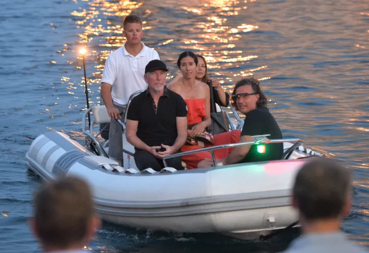 Adam Clayton i The Edge sa suprugama pro&scaron;etali Stradunom