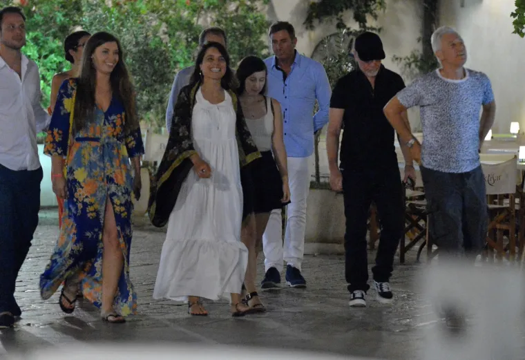 Adam Clayton i The Edge sa suprugama pro&scaron;etali Stradunom