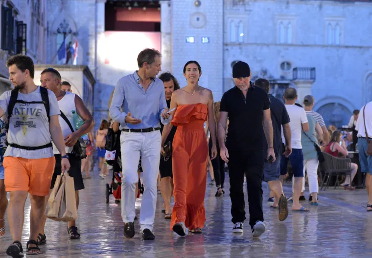 Adam Clayton i The Edge sa suprugama pro&scaron;etali Stradunom