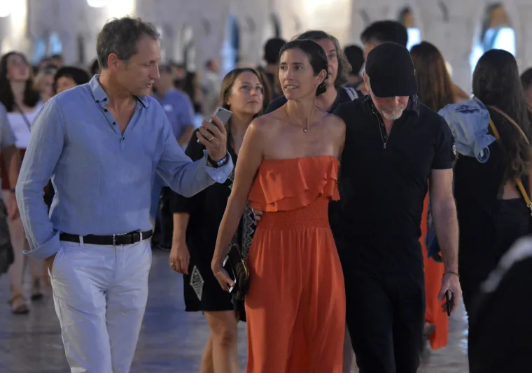 Adam Clayton i The Edge sa suprugama pro&scaron;etali Stradunom