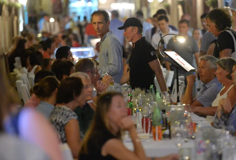 Adam Clayton i The Edge sa suprugama pro&scaron;etali Stradunom