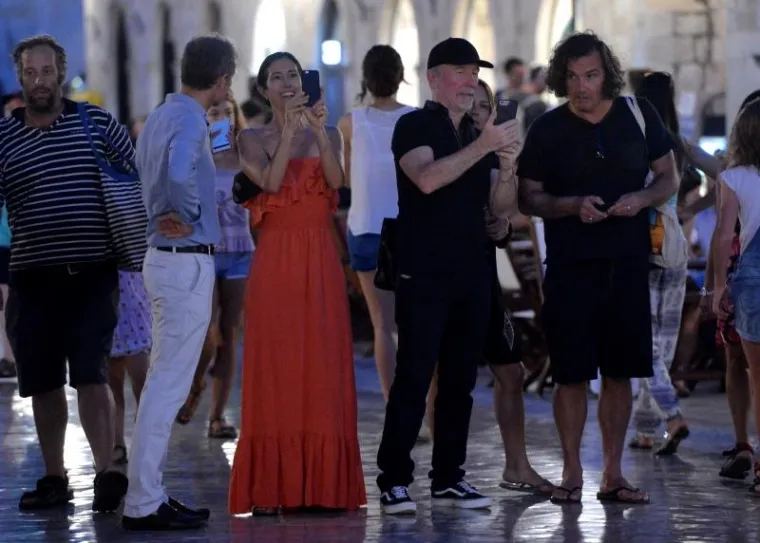 Gitarist The Edge i basist Adam Clayton sa svojim su suprugama posjetili Dubrovnik, prošetali Stradunom, večerali i razgledali znamenitosti.