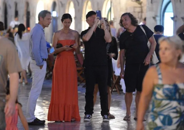 Gitarist The Edge i basist Adam Clayton sa svojim su suprugama posjetili Dubrovnik, prošetali Stradunom, večerali i razgledali znamenitosti.