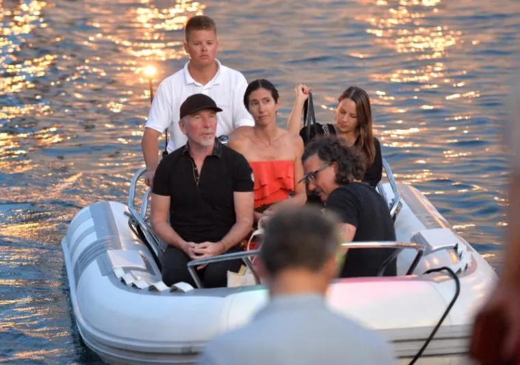 Gitarist The Edge i basist Adam Clayton sa svojim su suprugama posjetili Dubrovnik, prošetali Stradunom, večerali i razgledali znamenitosti.