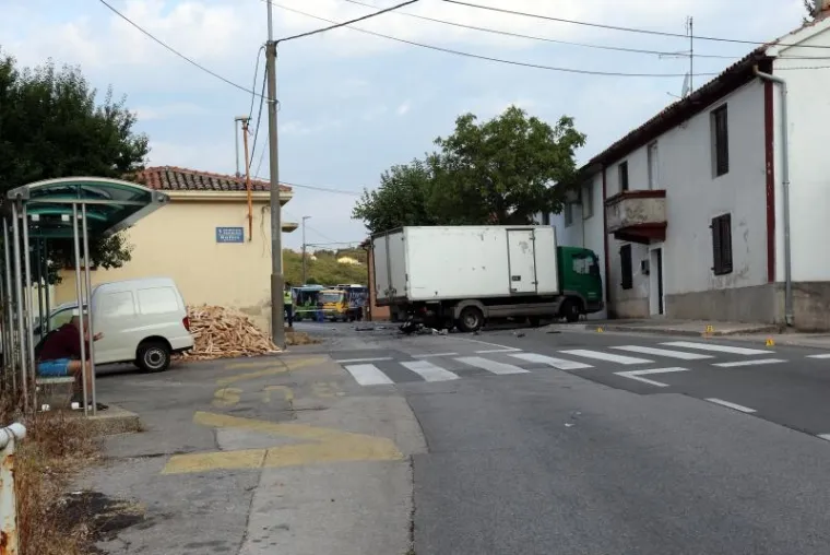 STRAŠNA NESREĆA U RIJECI: Djevojka poginula u podlijetanju auta pod kamion