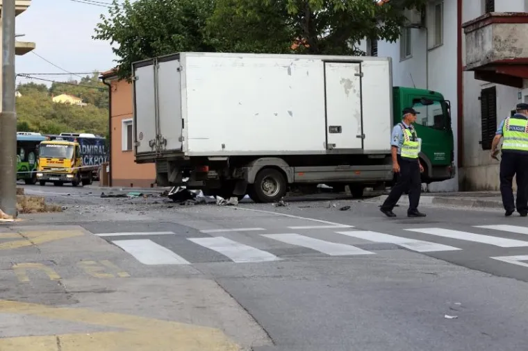 STRAŠNA NESREĆA U RIJECI: Djevojka poginula u podlijetanju auta pod kamion