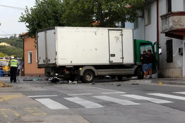 STRAŠNA NESREĆA U RIJECI: Djevojka poginula u podlijetanju auta pod kamion