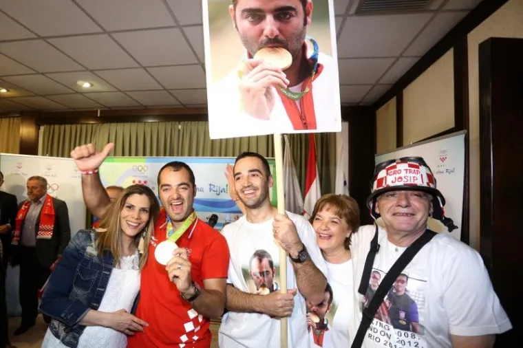 U Zračnoj luci Pleso u Zagrebu priređen je svečani doček strijelcu Josipu Glasnoviću koji je na Olimpijskim igrama u Rio de Janeiru osvojio zlatnu medalju u disciplini trap.