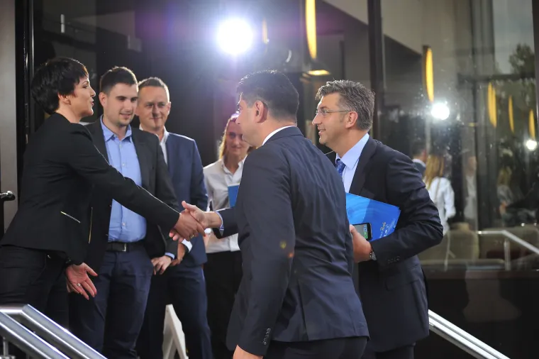 Na HRT-u održana je televizijska izborna debata između Andreja Plenkovića i Zorana Milanovića. Ovo je prva televizijska debata između predsjednika HDZ-a i SDP-a nakon 13 godina i debate Ive Sanadera i Ivice Račana. Predsjednik HDZ-a Andrej Plenković