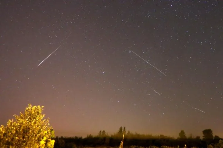Perzeidi, kiša meteora, u narodu poznata pod nazivom Suze svetog Lovre, jedan od najljepših i najaktivnijih nebeskih prizora tijekom godine, a opažaju se od 25. srpnja do 20. kolovoza.