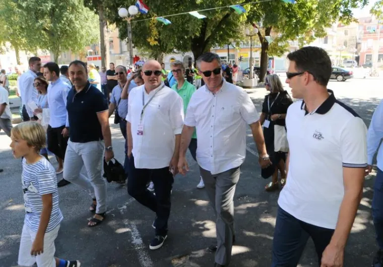 Na 19. Maratonu lađa u Metkoviću okupio se dio hrvatske političke elite na čelu s predsjednikom tehničke Vlade Tihomirom Oreškovićem