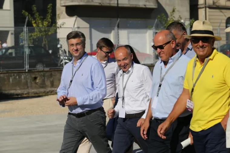 Politička elita na Maratonu lađa u Metkoviću