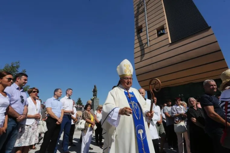 Vrhbosanski nadbiskup kardinal Vinko Puljić predvodio svetu misu na blagdan Velike Gospe u Aljmašu