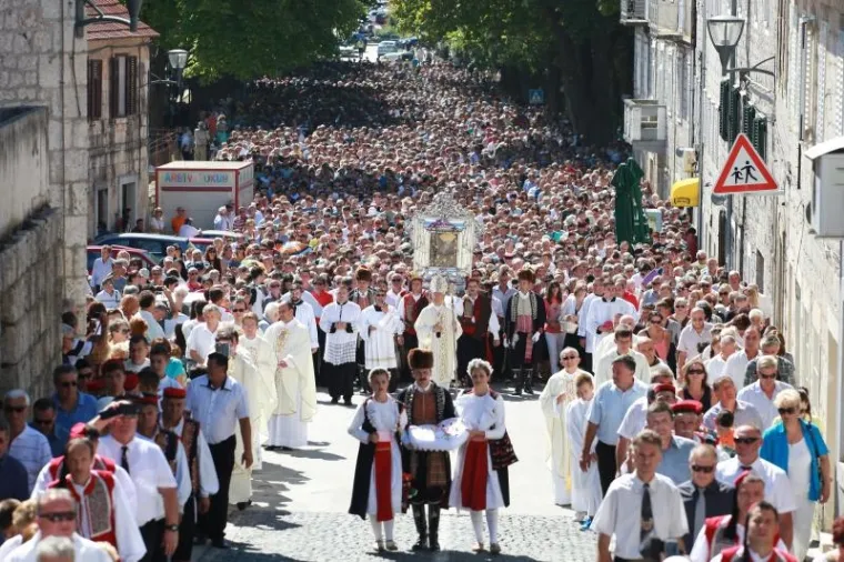 Procesiju i svečano misno slavlje na blagdan Velike Gospe u Sinju je predvodio splitsko-makarski nadbiskup Marin Bari&scaron;ić. Zlatnu krunicu napravljenu od milodara Gospi za 300. obljetnicu krunjenja slike Čudotvorne Gospe Sinjske izradio je akademski kipar Kuzma Kovačić, a nosio slavodobitnik 300. Sinjske alke Frano Ivković.
