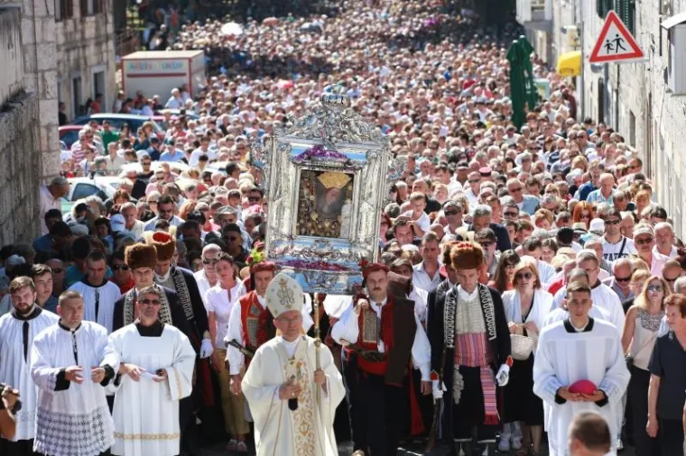 RIJEKE LJUDI NA MARIJANSKIM SVETI&Scaron;TIMA: Pogledajte kako su građani obilježili blagdan Velike Gospe