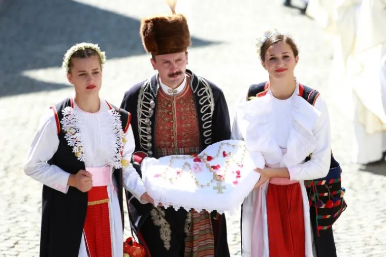 RIJEKE LJUDI NA MARIJANSKIM SVETI&Scaron;TIMA: Pogledajte kako su građani obilježili blagdan Velike Gospe