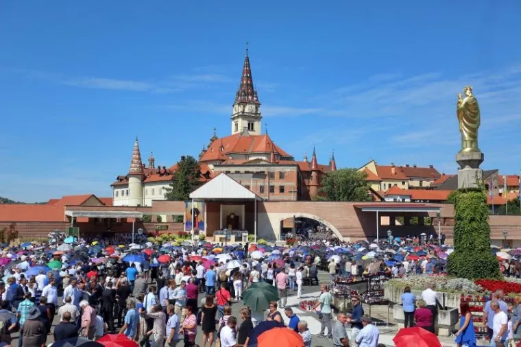 RIJEKE LJUDI NA MARIJANSKIM SVETI&Scaron;TIMA: Pogledajte kako su građani obilježili blagdan Velike Gospe