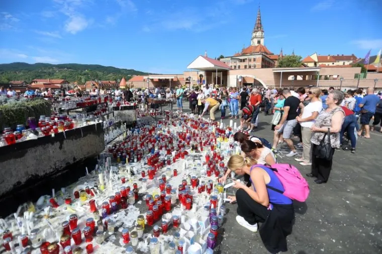 RIJEKE LJUDI NA MARIJANSKIM SVETI&Scaron;TIMA: Pogledajte kako su građani obilježili blagdan Velike Gospe