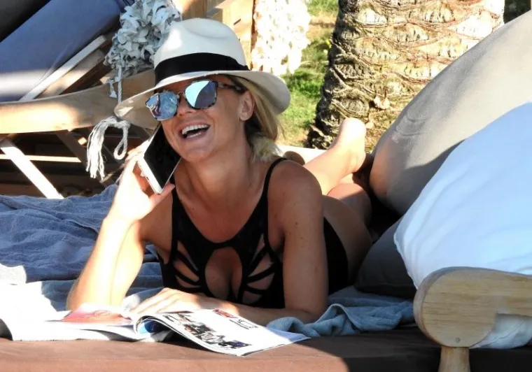 OPA! Nakon zagonetnog poziva, Maja &Scaron;uput se ustala i pokazala za&scaron;to se pola plaže u Dubrovniku nonstop okreće za njom