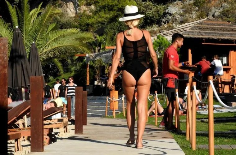 OPA! Nakon zagonetnog poziva, Maja &Scaron;uput se ustala i pokazala za&scaron;to se pola plaže u Dubrovniku nonstop okreće za njom