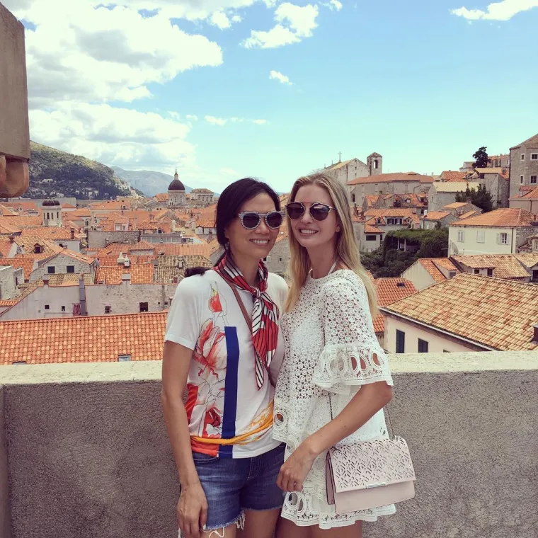 Ivanka Trump, kći Donalda Trumpa, ljetuje u Dubrovniku. Tamo je u dru&scaron;tvu svojeg supruga, a družila se i s Wendi Deng Murdoch, biv&scaron;om suprugom medijskog mogula Ruperta Murdocha. Kruže glasine da je Wendi sada u vezi s Vladimirom Putinom. Prijateljstvo Trumpove kćeri s Putinovom djevojkom moglo bi na&scaron;tetiti njegovoj kandidaturu za predsjednika, tim vi&scaron;e &scaron;to kruže glasine da mu dio kampanje financiraju Rusi.