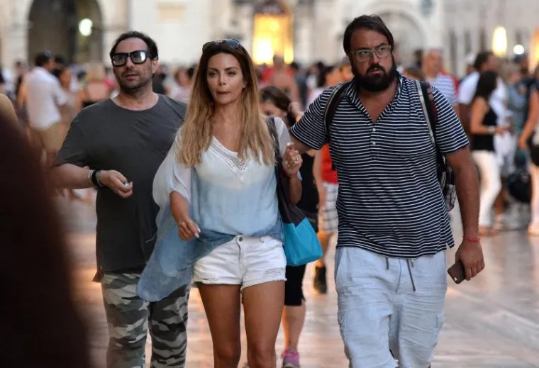 Nikolina Ristović uživa sa suprugom Vidojem u Dubrovniku, a nedavno su snimljeni u &scaron;etnji Stradunom.