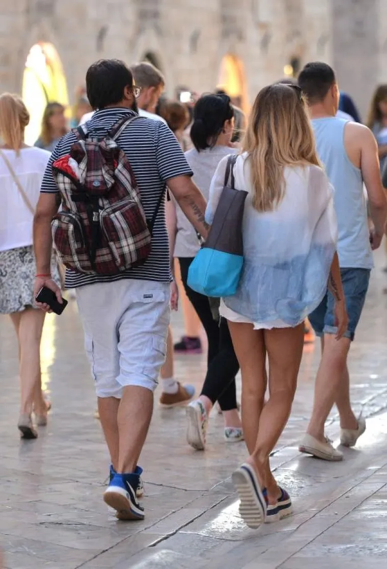 UŽIVA SA SUPRUGOM VIDOJEM: Nikolina Ristović u vrućim hlačicama pro&scaron;etala Stradunom