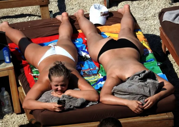 LJETO JO&Scaron; NIJE GOTOVO: Bujne i polugole ljepotice okupirale plažu u Dubrovniku