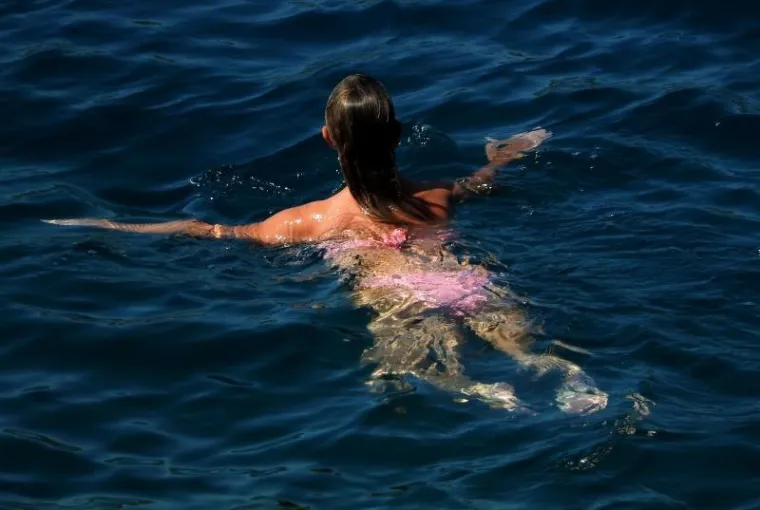 LJETO JO&Scaron; NIJE GOTOVO: Bujne i polugole ljepotice okupirale plažu u Dubrovniku