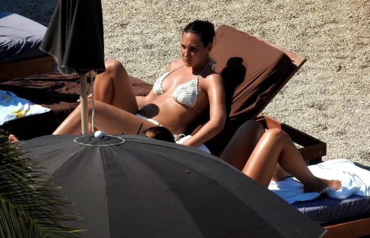 LJETO JO&Scaron; NIJE GOTOVO: Bujne i polugole ljepotice okupirale plažu u Dubrovniku