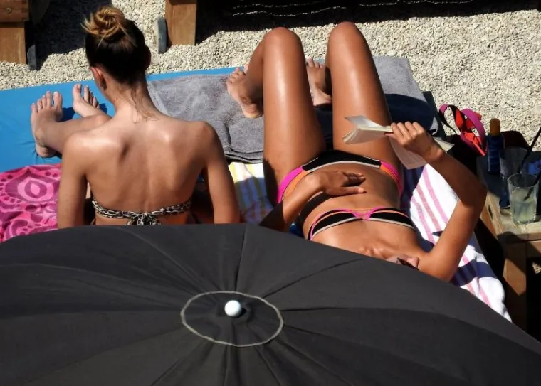 LJETO JO&Scaron; NIJE GOTOVO: Bujne i polugole ljepotice okupirale plažu u Dubrovniku