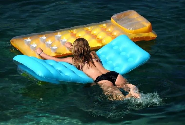 LJETO JO&Scaron; NIJE GOTOVO: Bujne i polugole ljepotice okupirale plažu u Dubrovniku