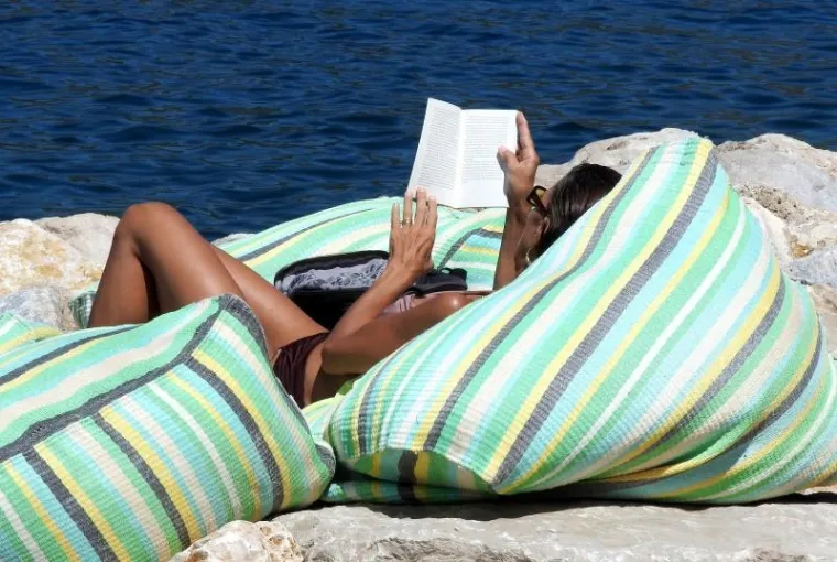 LJETO JO&Scaron; NIJE GOTOVO: Bujne i polugole ljepotice okupirale plažu u Dubrovniku