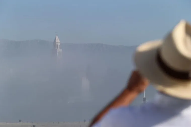 Jutros je dio Splita uz more osvanuo prekriven maglom iz koje se samo u daljini vidio zvonik katedrale svetog Dujma.