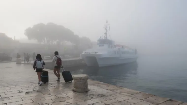 SPLIT SE PROBUDIO PREKRIVEN MAGLOM: Neobična pojava za sredinu kolovoza iznenadila i građane i turiste