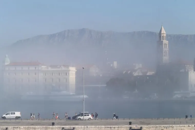SPLIT SE PROBUDIO PREKRIVEN MAGLOM: Neobična pojava za sredinu kolovoza iznenadila i građane i turiste