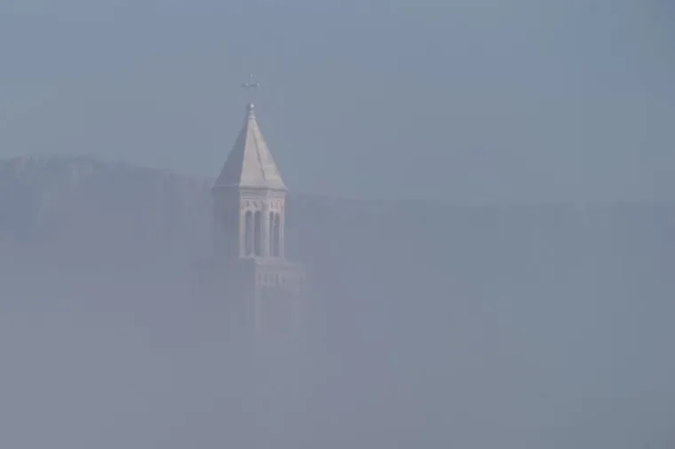 SPLIT SE PROBUDIO PREKRIVEN MAGLOM: Neobična pojava za sredinu kolovoza iznenadila i građane i turiste