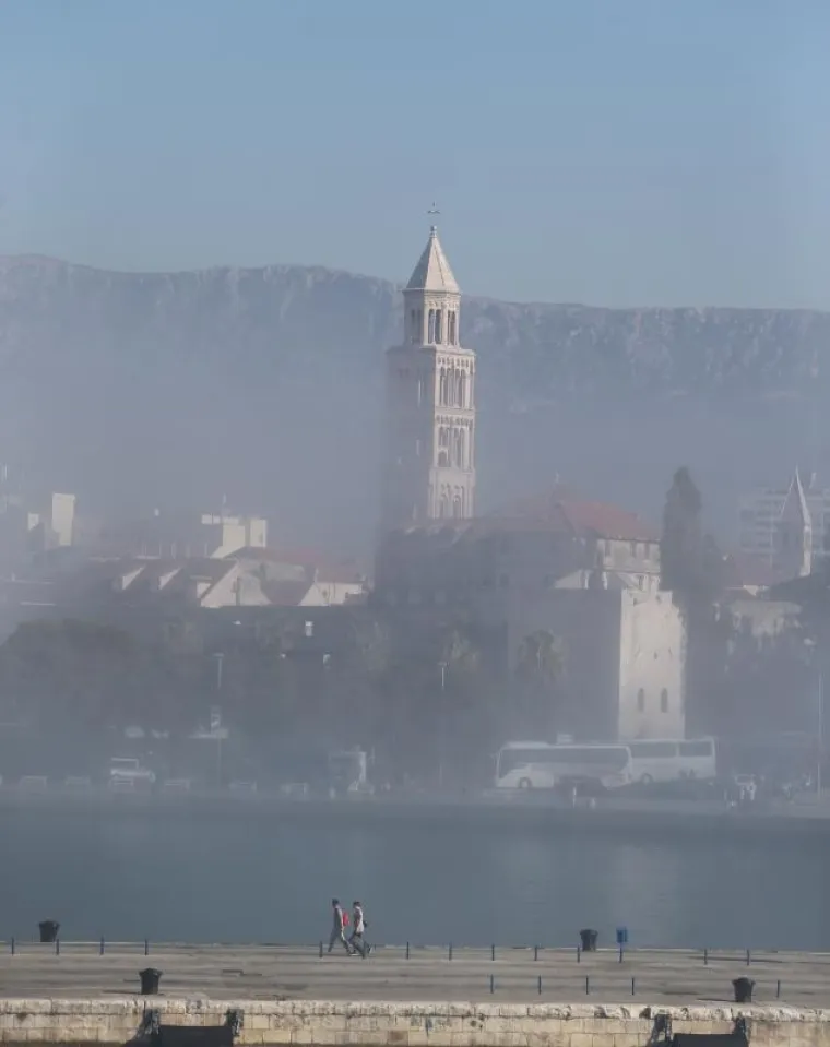 SPLIT SE PROBUDIO PREKRIVEN MAGLOM: Neobična pojava za sredinu kolovoza iznenadila i građane i turiste