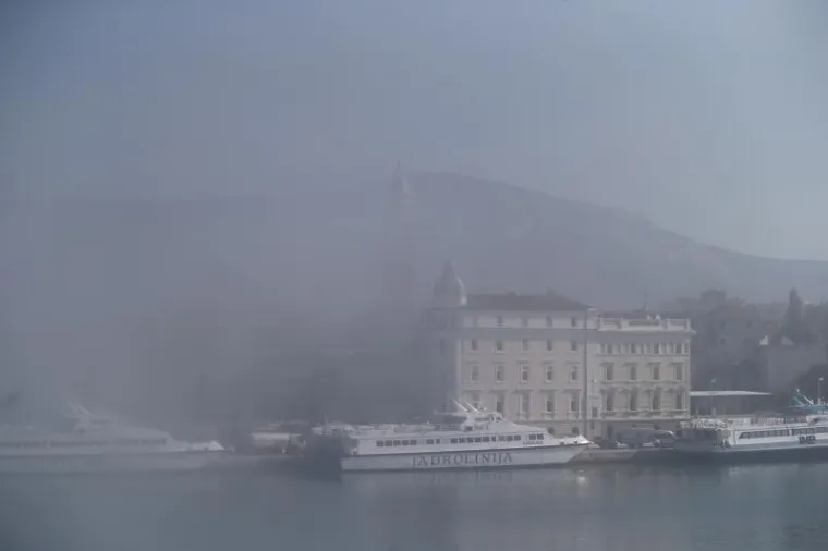 SPLIT SE PROBUDIO PREKRIVEN MAGLOM: Neobična pojava za sredinu kolovoza iznenadila i građane i turiste