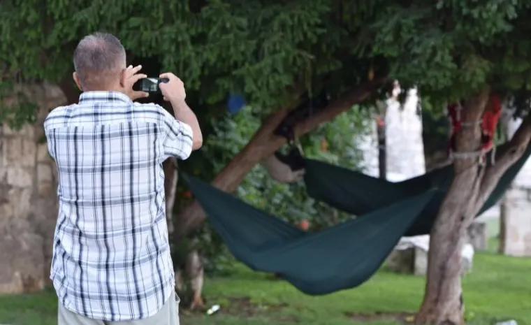 ih počeli fotografirati prolaznici.